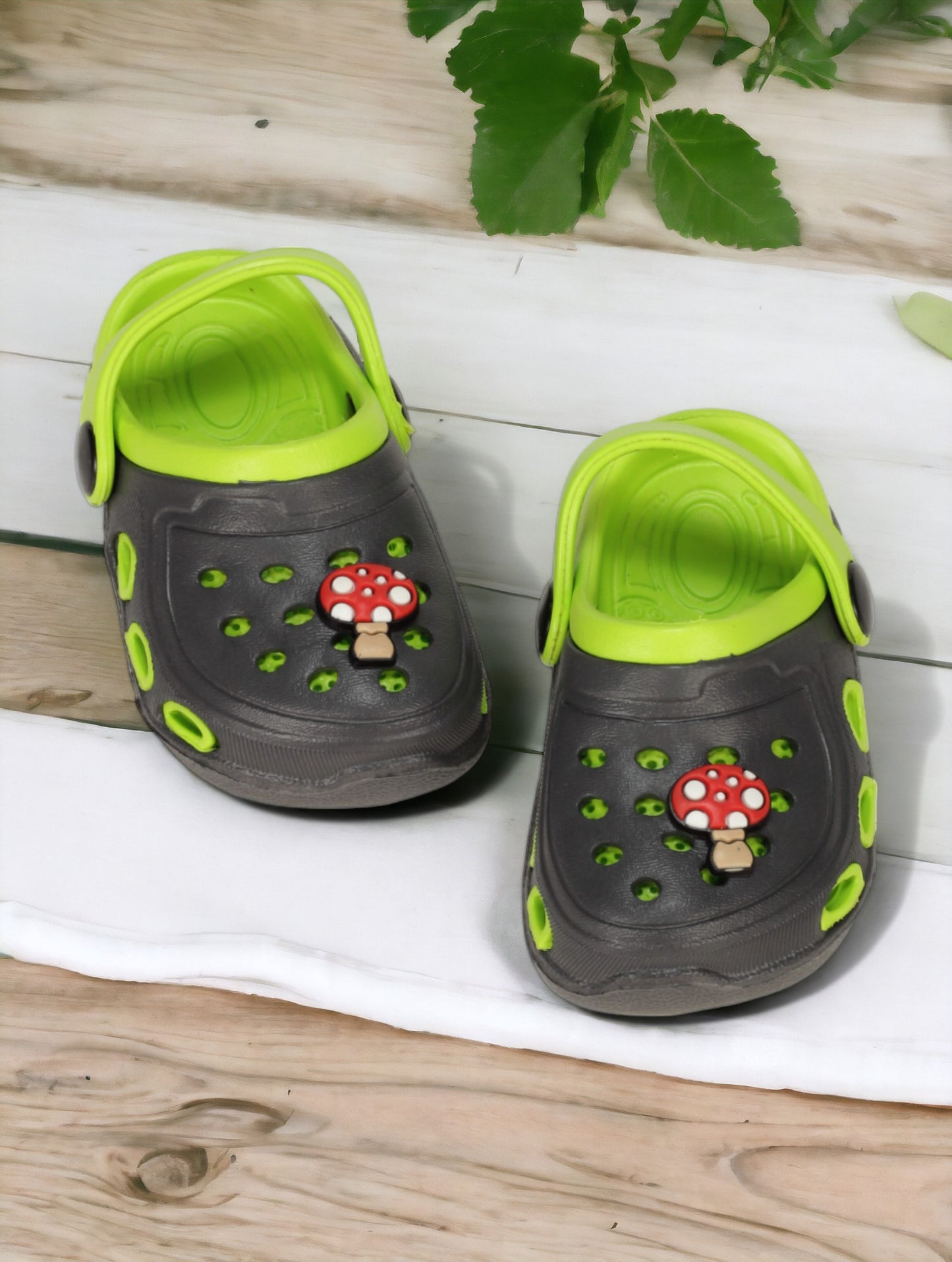 Mushroom Applique Anti-Slip Clogs - Green